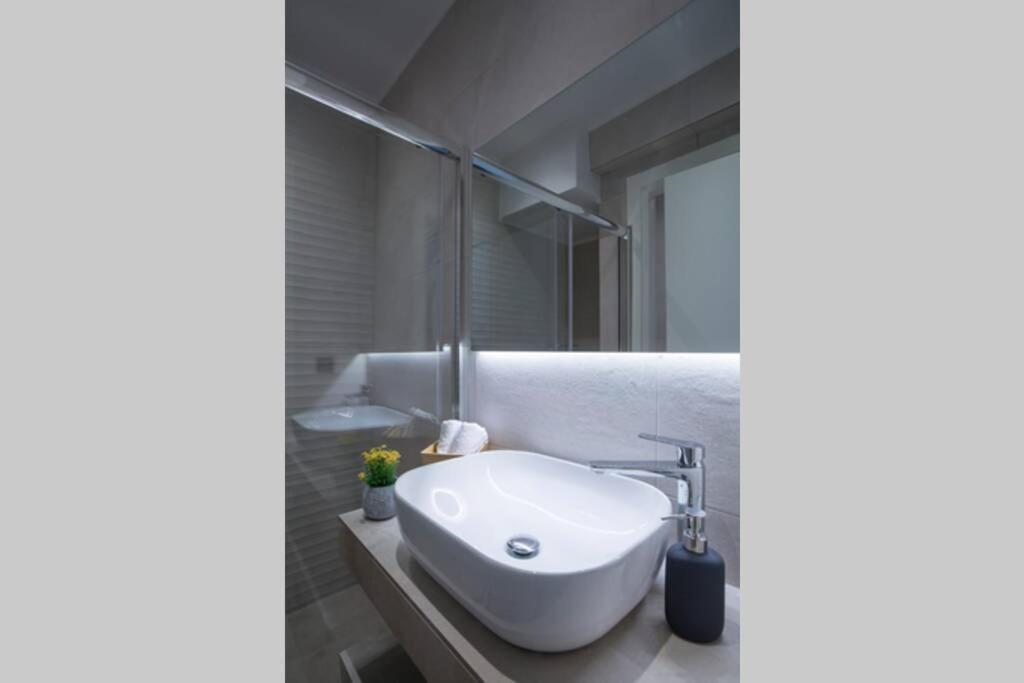 City Center Modern Renovated Apartment Атина Екстериор снимка